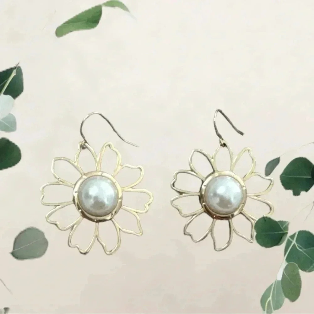 NWT 1” Gold Dangling Daisy Earrings With Faux Pearl Core